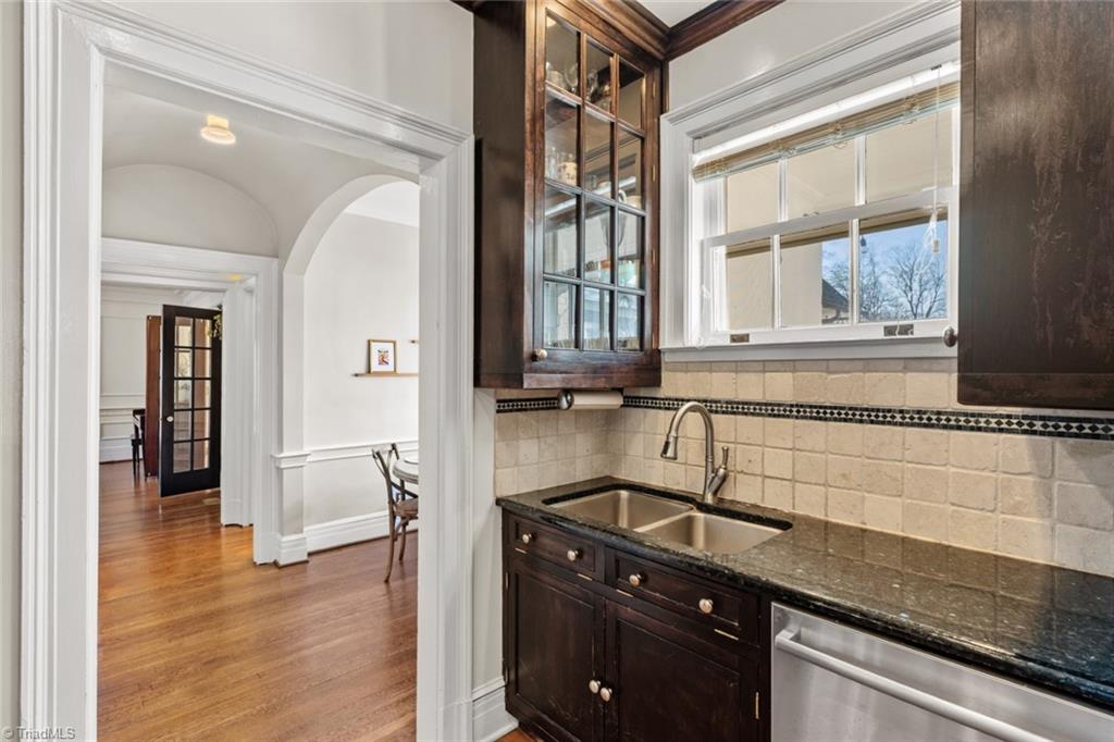 Winston-Salem, North Carolina 27104, United States, 4 Bedrooms Bedrooms, ,4 BathroomsBathrooms,Residential,Pending,91004