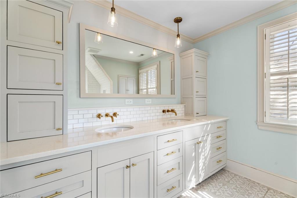 Winston-Salem, North Carolina 27104, United States, 4 Bedrooms Bedrooms, ,4 BathroomsBathrooms,Residential,Pending,91004