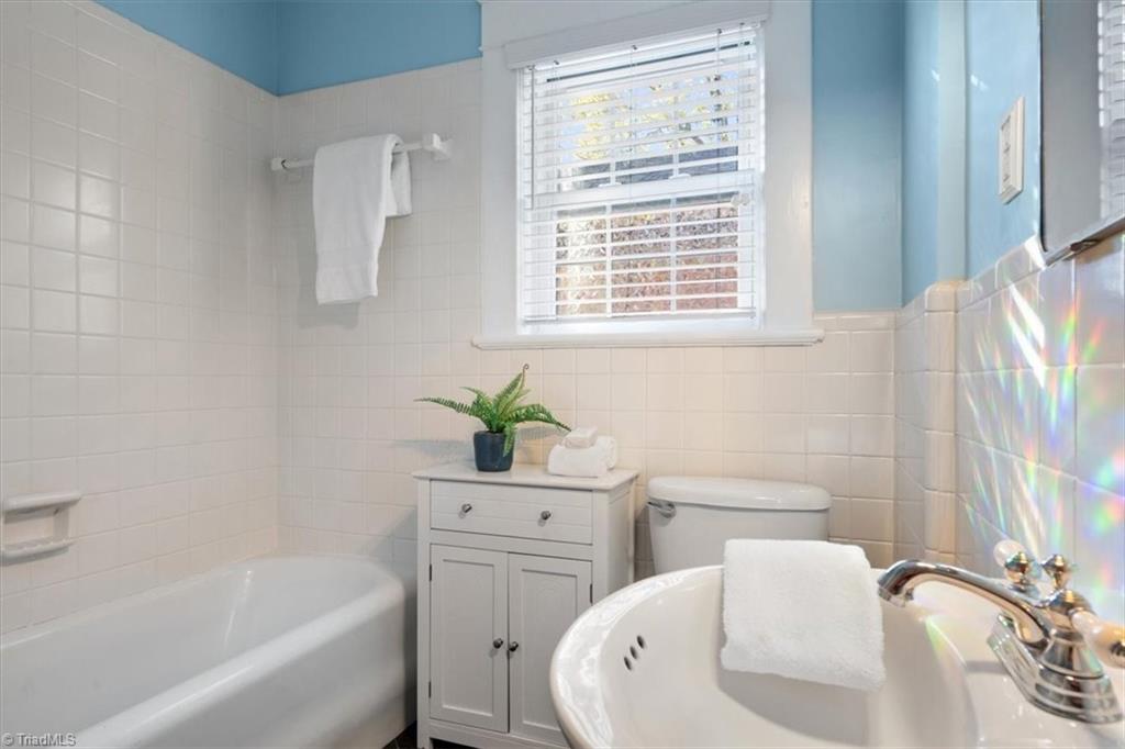 Greensboro, North Carolina 27403, United States, 3 Bedrooms Bedrooms, ,2 BathroomsBathrooms,Residential,Pending,29561