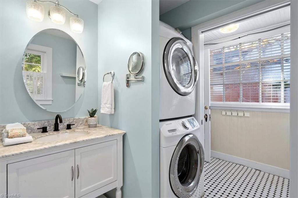 Greensboro, North Carolina 27403, United States, 3 Bedrooms Bedrooms, ,2 BathroomsBathrooms,Residential,Pending,29561