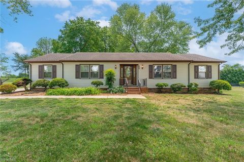 Homes For Sale - 154 Meadowview Road<br/> Mocksville, NC 27028