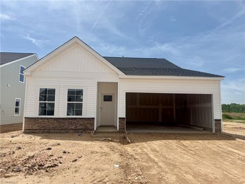 Homes For Sale - 205 Candytuft Court<br/> Lexington, NC 27295