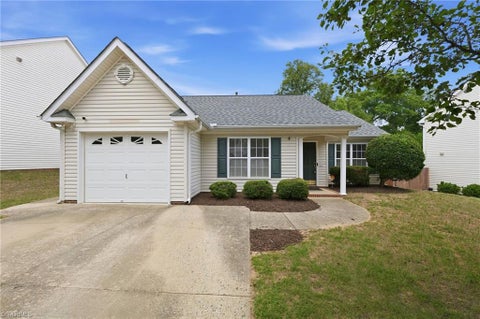 Homes For Sale - 7 Bluestem Court<br/> Greensboro, NC 27405