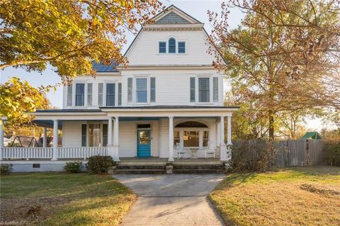 Photo for 501 Lindsey Street
