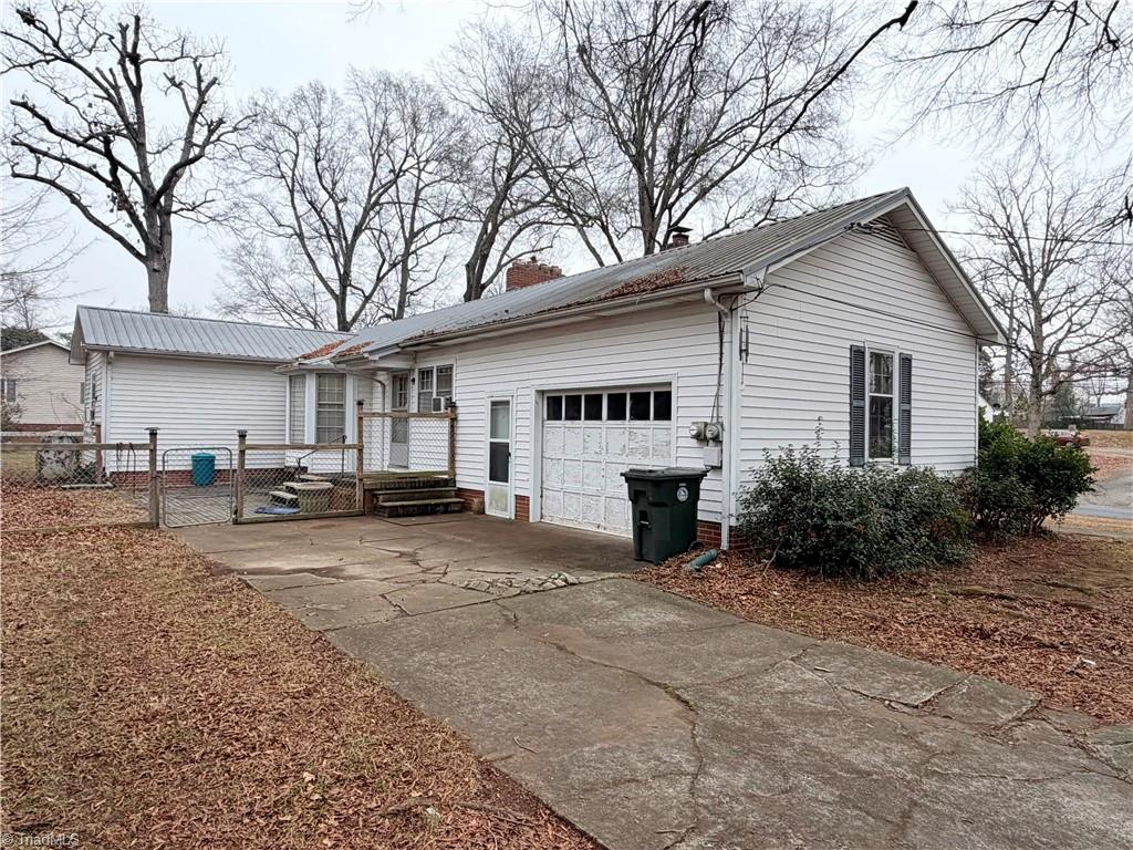 200 Royal Oaks Street