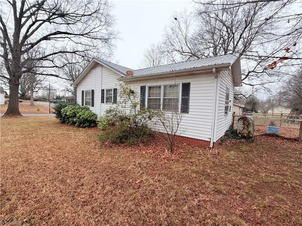 200 Royal Oaks Street