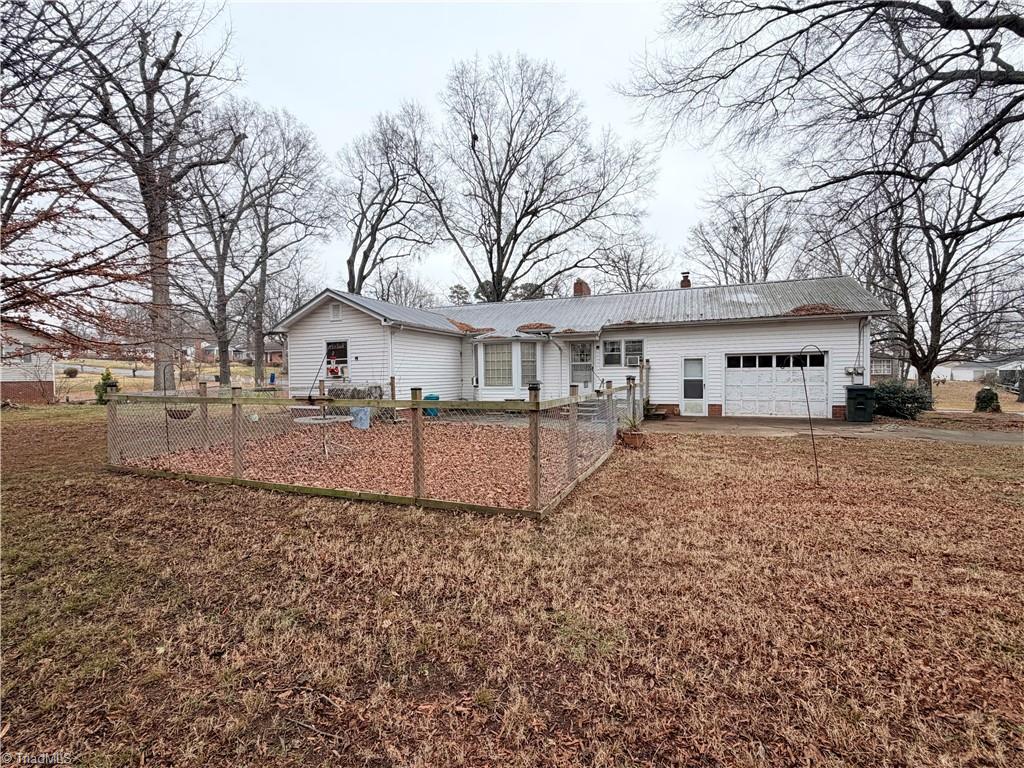 200 Royal Oaks Street