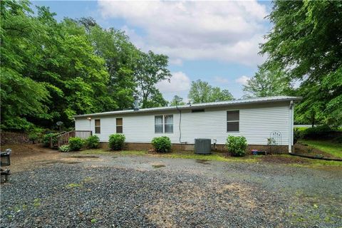 Manufactured Home in East Bend NC 3137 Baltimore Road 2.jpg