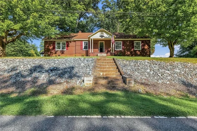 2206 Rural Hall-germanton Road, photo 2 of 37
