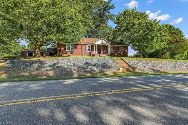 2206 Rural Hall-germanton Road, photo 3 of 37