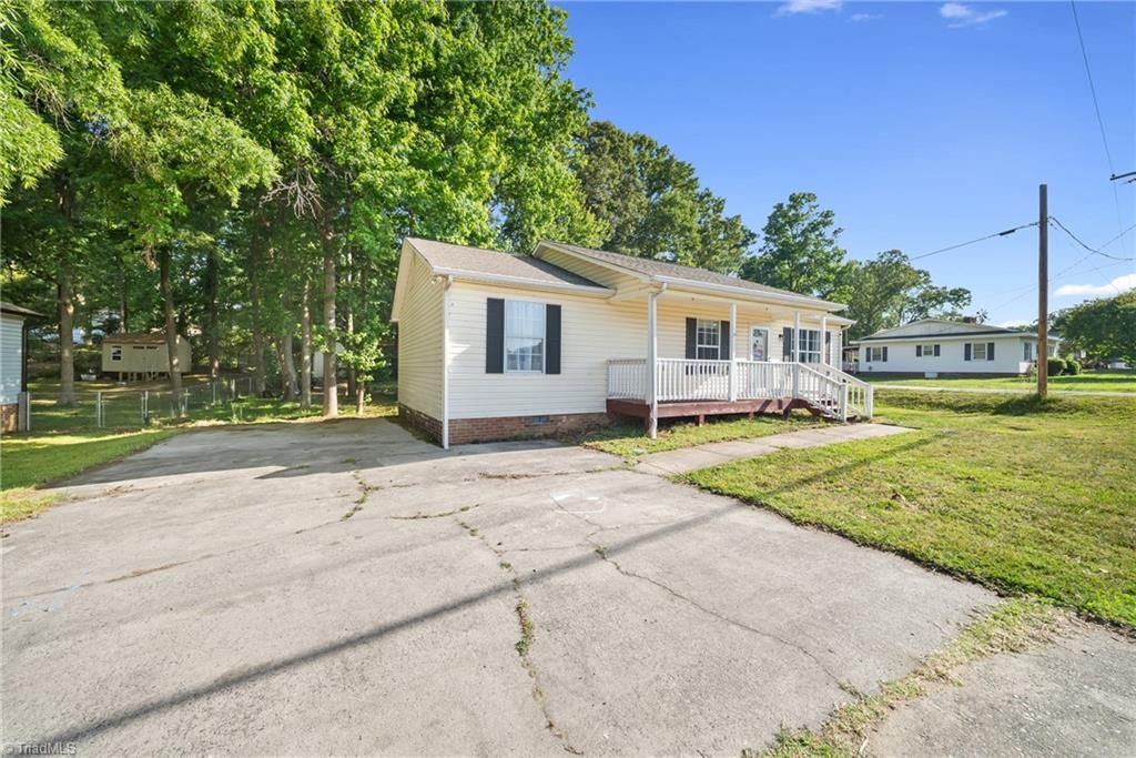Photo of 500 W Holly Hill Road, Thomasville, NC 27360 (MLS # 1222030)
