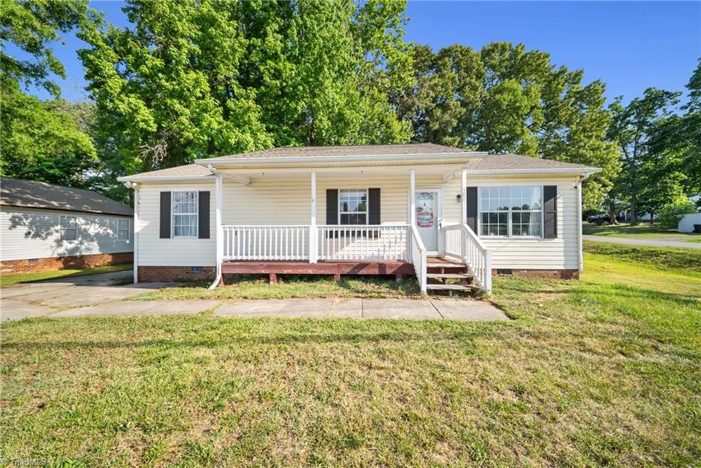 Photo of 500 W Holly Hill Road, Thomasville, NC 27360 (MLS # 1222030)