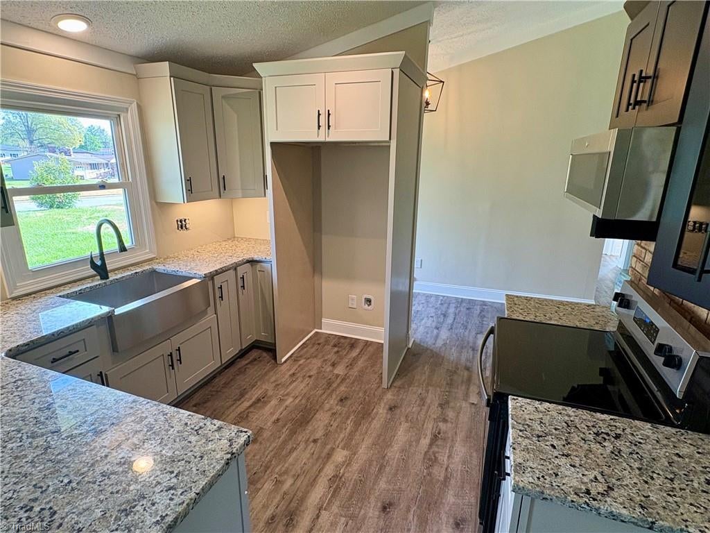 Photo of 118 Lakeview Circle, Thomasville, NC 27360 (MLS # 1237607)