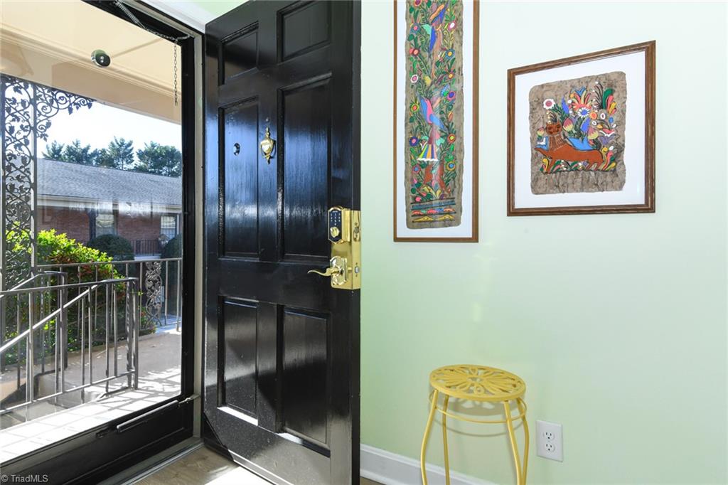 1833 Banking Street A24