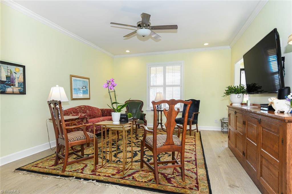 1833 Banking Street A24