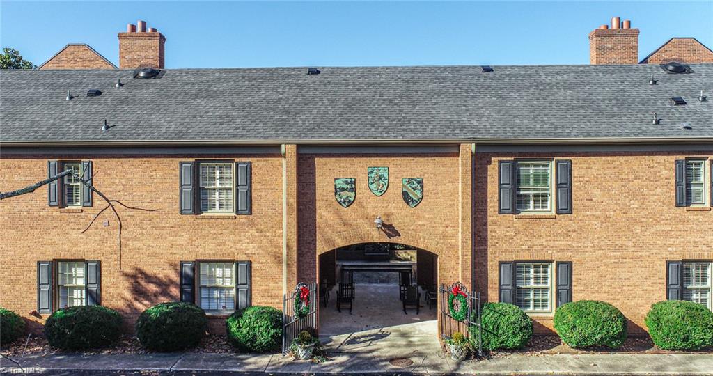 1833 Banking Street A24