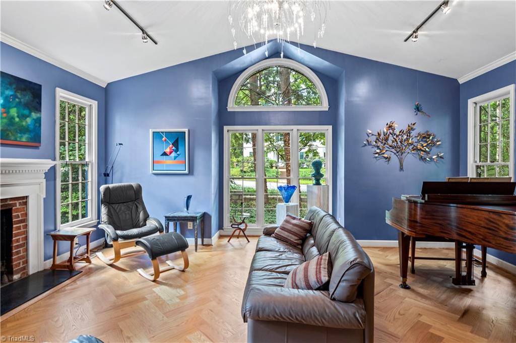 205 W Cascade Avenue