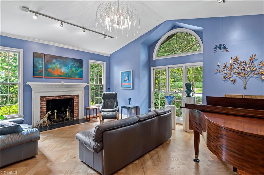 205 W Cascade Avenue
