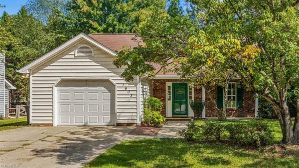 1903 KILDARE WOODS DR, GREENSBORO, NC 27407 - Image 0f4e98ab69060eccf5ebd8be3fd7e713/2095236065
