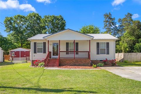 Homes For Sale - 810 Arthur Avenue<br/> High Point, NC 27263