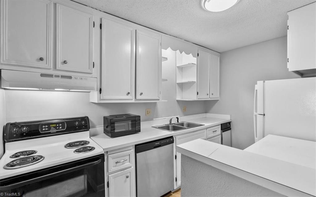 Greensboro, North Carolina 27409, United States, 2 Bedrooms Bedrooms, ,3 BathroomsBathrooms,Residential,Active,176884