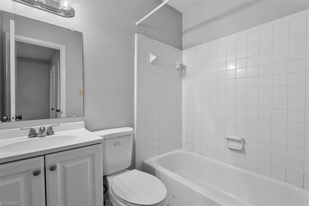 Greensboro, North Carolina 27409, United States, 2 Bedrooms Bedrooms, ,3 BathroomsBathrooms,Residential,Active,176884