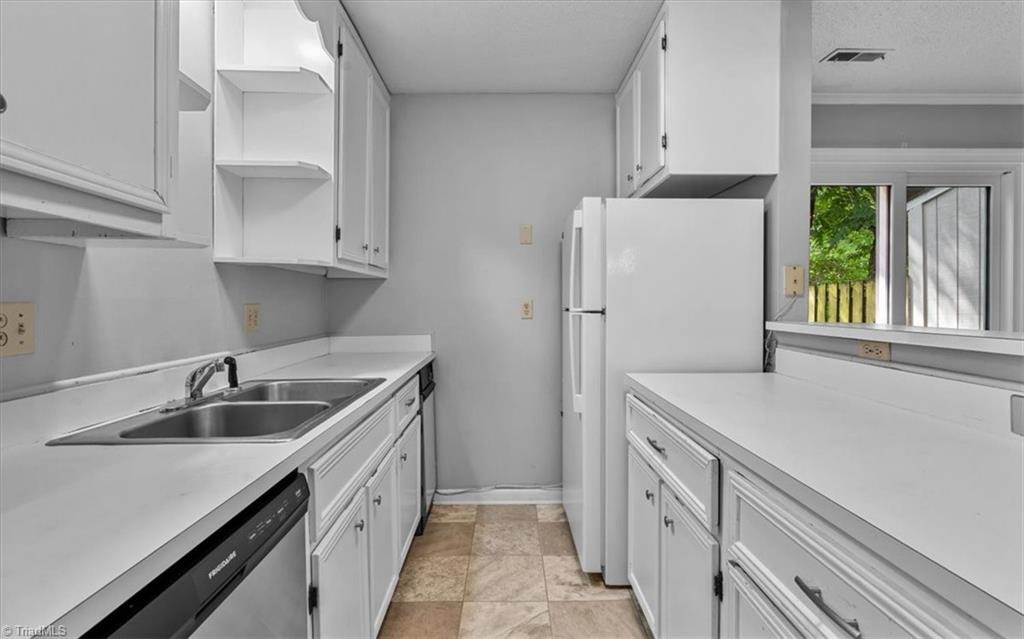 Greensboro, North Carolina 27409, United States, 2 Bedrooms Bedrooms, ,3 BathroomsBathrooms,Residential,Active,176884