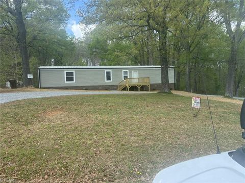 Mobile Home For Sale - 4253 Fairwood Drive<br/> Randolph County, Trinity, NC 27370