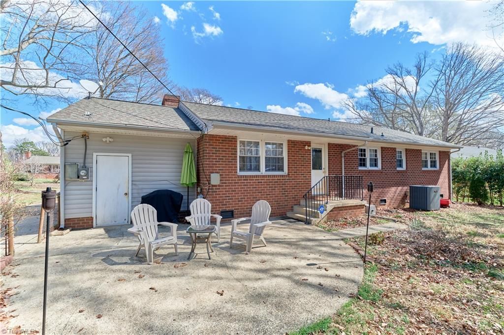 Photo of 915 Onslow Drive, Greensboro, NC 27408 (MLS # 1209016)