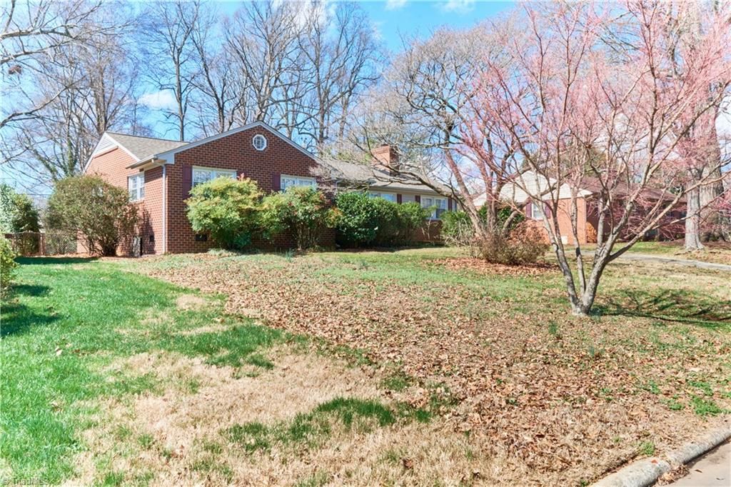 Photo of 915 Onslow Drive, Greensboro, NC 27408 (MLS # 1209016)