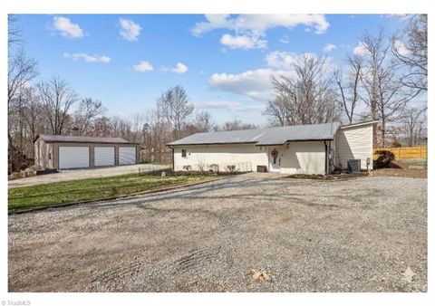 Homes For Sale - 901 Decker Road<br/> Thomasville, NC 27360