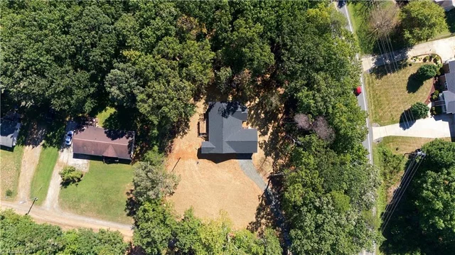104 Oakwood Trail Road, photo 4 of 34