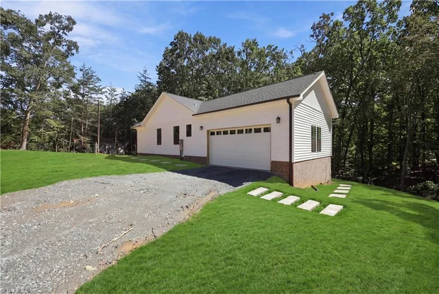 104 Oakwood Trail Road, photo 2 of 34