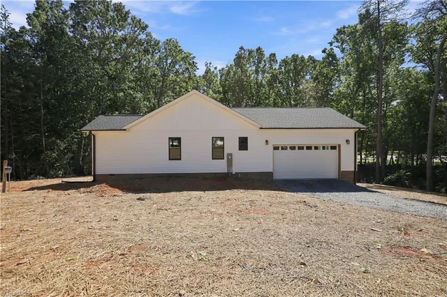 104 Oakwood Trail Road, photo 3 of 34