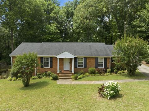 Homes For Sale - 5 Leawood Court<br/> Greensboro, NC 27410