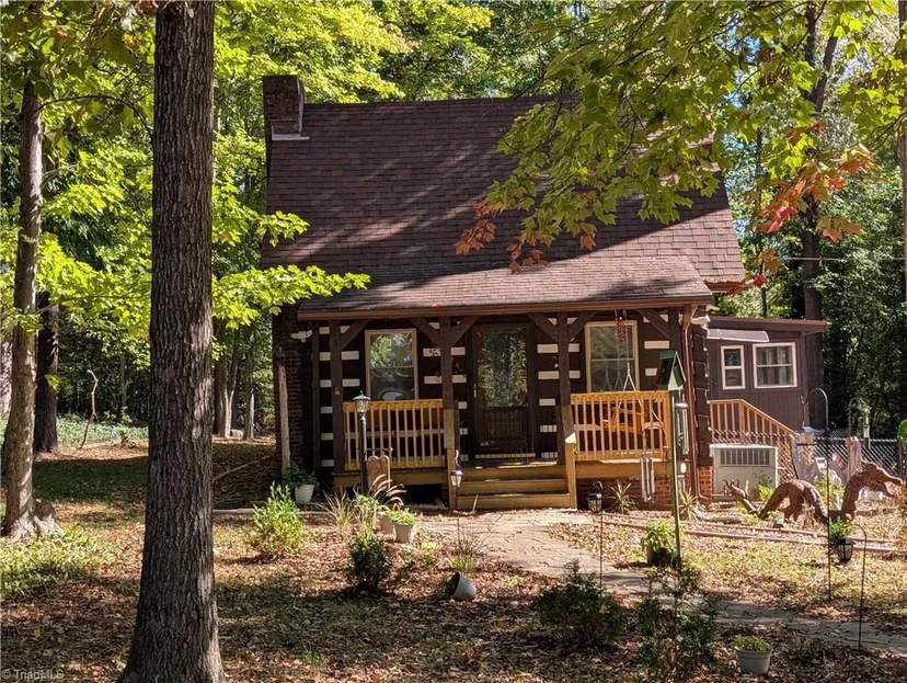 924 Carter Street, photo 1 of 33