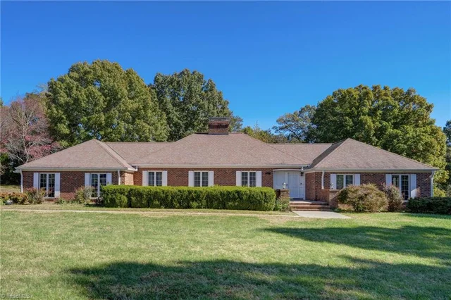 1812 Indian Trail, photo 3 of 48