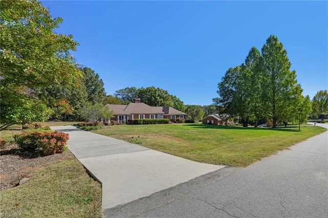 1812 Indian Trail, photo 4 of 48