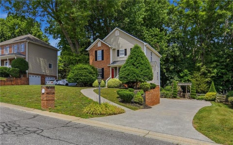 Homes For Sale - 131 Cahill Court<br/> Winston-Salem, NC 27127
