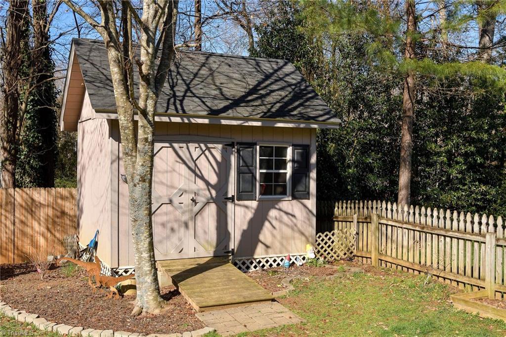 2311 Meadow Gate Drive, Greensboro, North Carolina image 27