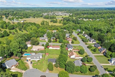 Single Family Residence in Burlington NC 1012 Oakridge Court 36.jpg