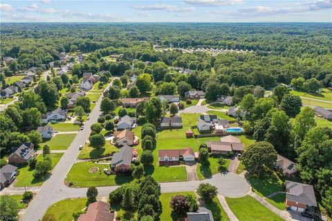 Single Family Residence in Burlington NC 1012 Oakridge Court 40.jpg