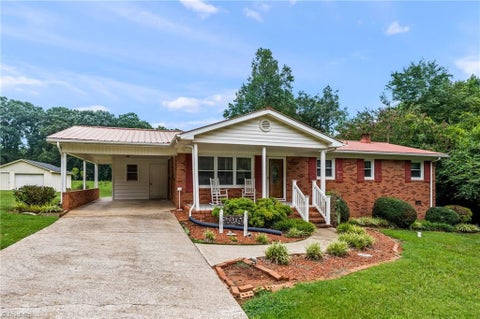 Homes For Sale - 706 Fairwood Trail<br/> Asheboro, NC 27205