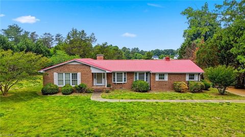 Homes For Sale - 7813 Whipple Trail<br/> Greensboro, NC 27455