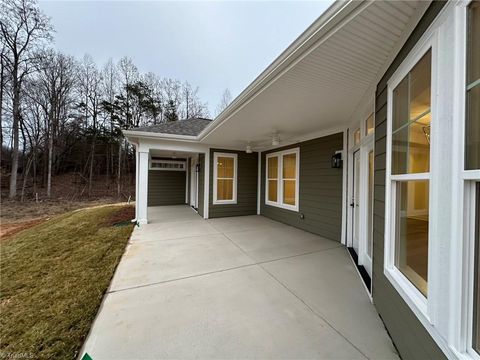 A home in Clemmons