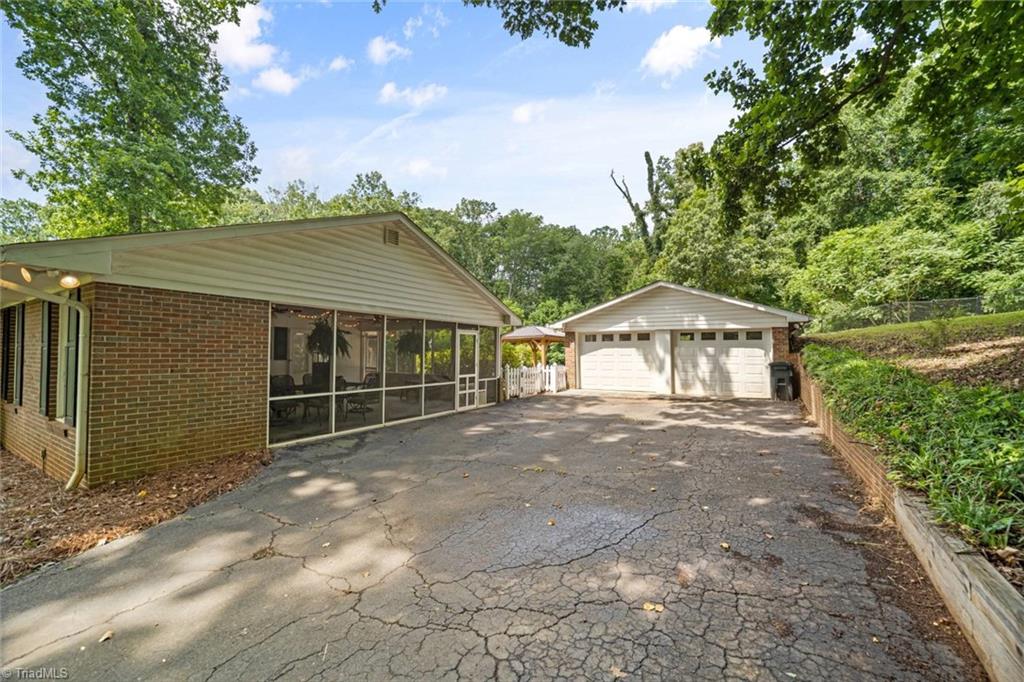 Pfafftown, North Carolina 27040, United States, 3 Bedrooms Bedrooms, ,3 BathroomsBathrooms,Residential,Pending,154076