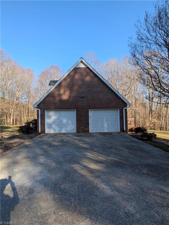 1117 Fairway Drive, Yadkinville, North Carolina image 3