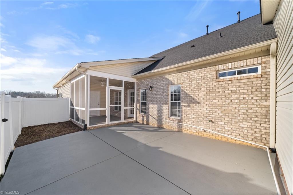 Winston-Salem, North Carolina 27127, United States, 2 Bedrooms Bedrooms, ,2 BathroomsBathrooms,Residential,Pending,15079