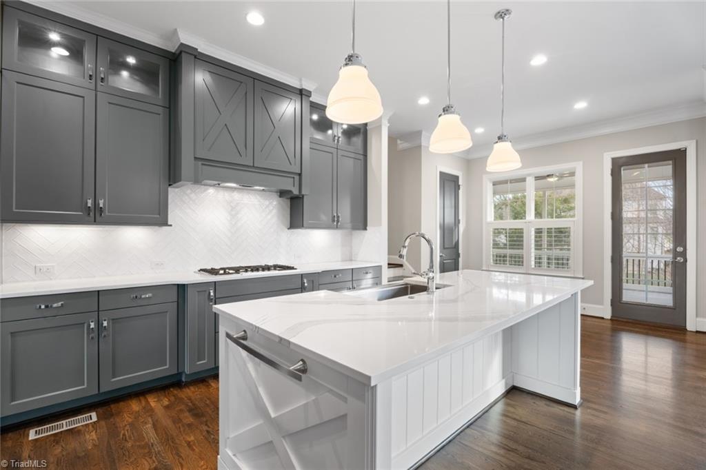 Winston-Salem, North Carolina 27106, United States, 4 Bedrooms Bedrooms, ,5 BathroomsBathrooms,Residential,Pending,14706