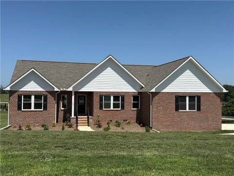 Homes For Sale - 130 Oak Pointe Lane<br/> Wilkesboro, NC 28697